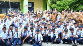 Wali Kota Padang, Fadly Amran menyerahkan bantuan seragam sekolah gratis kepada siswa kurang mampu di SMP Negeri 3 Padang, Senin (31/8/2026) pagi. (Foto: Pemko Padang)