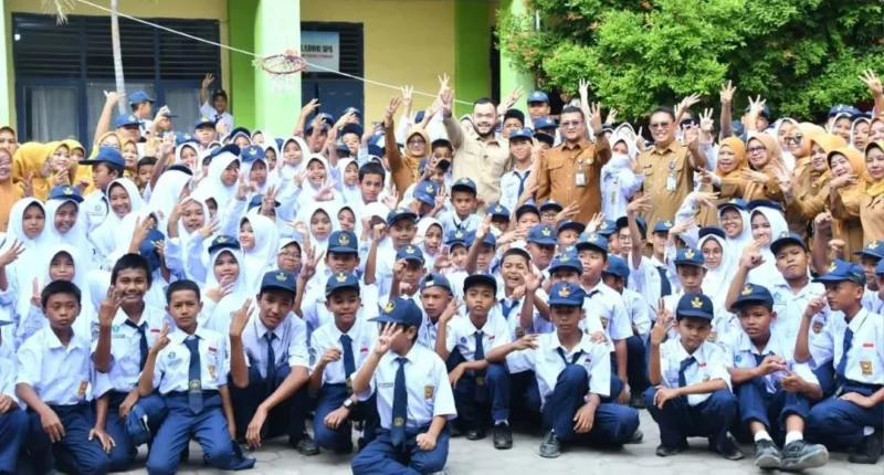 Wali Kota Padang, Fadly Amran menyerahkan bantuan seragam sekolah gratis kepada siswa kurang mampu di SMP Negeri 3 Padang, Senin (31/8/2026) pagi. (Foto: Pemko Padang)