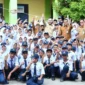 Wali Kota Padang, Fadly Amran menyerahkan bantuan seragam sekolah gratis kepada siswa kurang mampu di SMP Negeri 3 Padang, Senin (31/8/2026) pagi. (Foto: Pemko Padang)