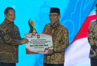 Wakil Wali Kota Padang Maigus Nasir menerima penghargaan dari Menteri Dalam Negeri Tito Karnavian. (Foto: Pemko Padang)