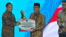 Wakil Wali Kota Padang Maigus Nasir menerima penghargaan dari Menteri Dalam Negeri Tito Karnavian. (Foto: Pemko Padang)