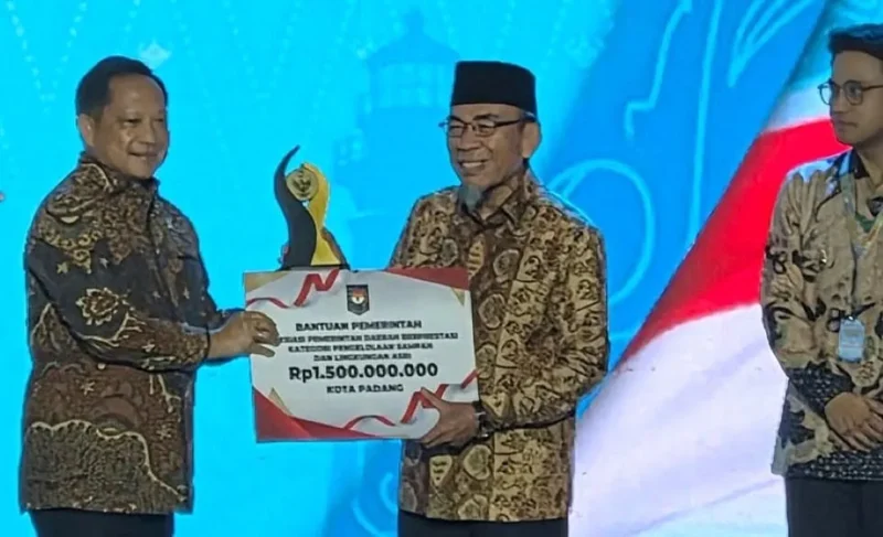 Wakil Wali Kota Padang Maigus Nasir menerima penghargaan dari Menteri Dalam Negeri Tito Karnavian. (Foto: Pemko Padang)