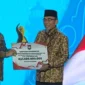 Wakil Wali Kota Padang Maigus Nasir menerima penghargaan dari Menteri Dalam Negeri Tito Karnavian. (Foto: Pemko Padang)