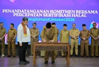 Penandatangan Komitmen Kepala Daerah dalam Mendukung Percepatan Sertifikasi Halal dan Pembangunan Ekosistem Halal di Sumbar di Auditorium Gubernuran Sumbar, Selasa (4/8/2026). (Foto: ADPSB)