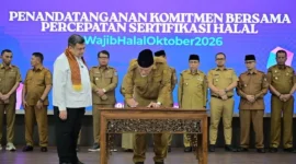 Penandatangan Komitmen Kepala Daerah dalam Mendukung Percepatan Sertifikasi Halal dan Pembangunan Ekosistem Halal di Sumbar di Auditorium Gubernuran Sumbar, Selasa (4/8/2026). (Foto: ADPSB)