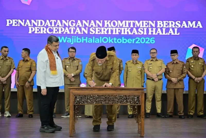 Penandatangan Komitmen Kepala Daerah dalam Mendukung Percepatan Sertifikasi Halal dan Pembangunan Ekosistem Halal di Sumbar di Auditorium Gubernuran Sumbar, Selasa (4/8/2026). (Foto: ADPSB)