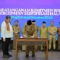 Penandatangan Komitmen Kepala Daerah dalam Mendukung Percepatan Sertifikasi Halal dan Pembangunan Ekosistem Halal di Sumbar di Auditorium Gubernuran Sumbar, Selasa (4/8/2026). (Foto: ADPSB)