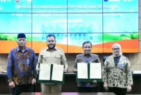 Wali Kota Padang, Fadly Amran bersama Direktur Utama BTN, Nixon L.P. Napitupulu usai penandatanganan kerjasama di Ruang Abu Bakar Ja’ar, Balai Kota Padang, Senin (10/8/2026). (Foto: Pemko Padang)