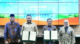 Wali Kota Padang, Fadly Amran bersama Direktur Utama BTN, Nixon L.P. Napitupulu usai penandatanganan kerjasama di Ruang Abu Bakar Ja’ar, Balai Kota Padang, Senin (10/8/2026). (Foto: Pemko Padang)