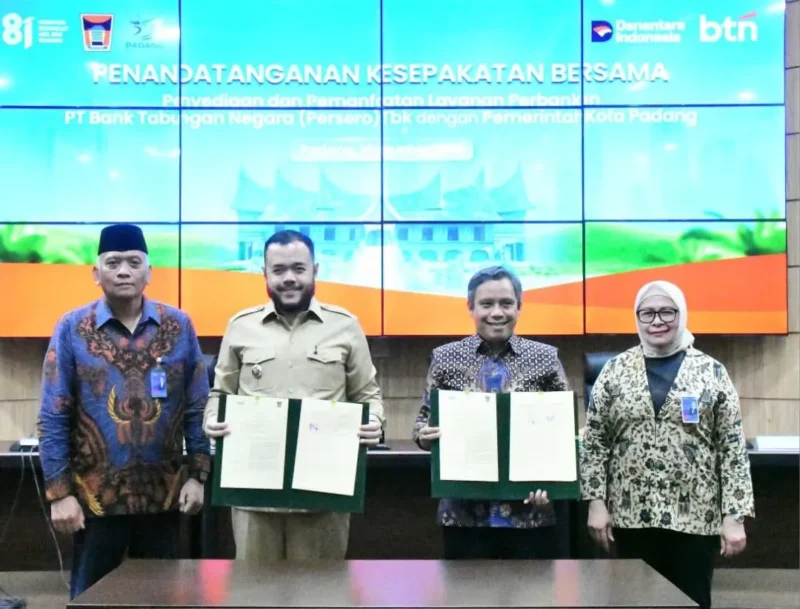 Wali Kota Padang, Fadly Amran bersama Direktur Utama BTN, Nixon L.P. Napitupulu usai penandatanganan kerjasama di Ruang Abu Bakar Ja’ar, Balai Kota Padang, Senin (10/8/2026). (Foto: Pemko Padang)