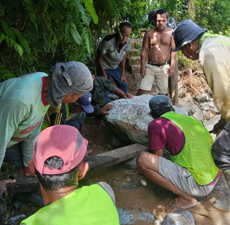Penanganan kerusakan Daerah Irigasi (D.I) pertanian pascabanjir di Kota Padang. (Foto: Pemko Padang)