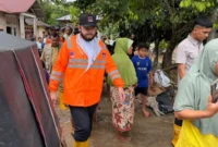 Wali Kota Padang Fadly Amran meninjau penanganan dampak banjir di kawasan Gunung Sariak dan Lapau Munggu, Selasa (4/8/2026). (Foto: Pemko Padang)