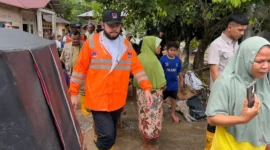 Wali Kota Padang Fadly Amran meninjau penanganan dampak banjir di kawasan Gunung Sariak dan Lapau Munggu, Selasa (4/8/2026). (Foto: Pemko Padang)