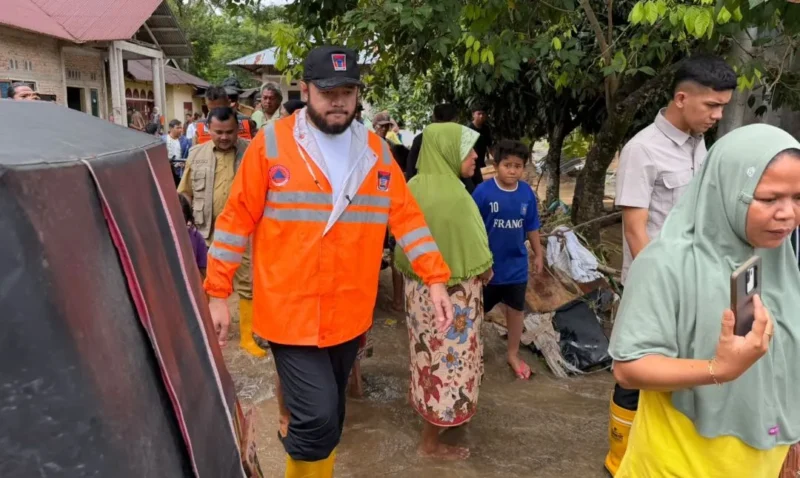 Wali Kota Padang Fadly Amran meninjau penanganan dampak banjir di kawasan Gunung Sariak dan Lapau Munggu, Selasa (4/8/2026). (Foto: Pemko Padang)