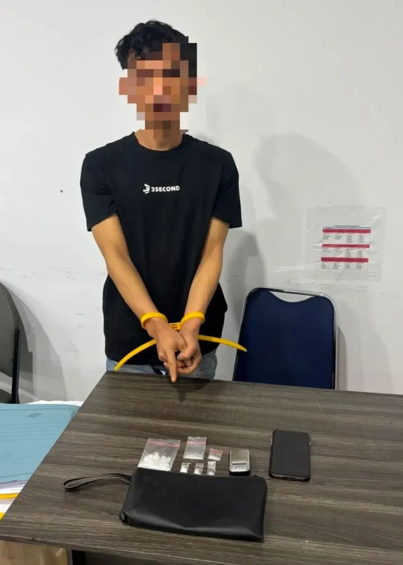 Pelaku dan barang bukti saat diamankan Polresta Bukittinggi. (Foto: Polda Sumbar)
