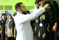Wali Kota Padang Fadly Amran mengalungkan media kepada juara Pencak Silat Wali Kota Cup II Tahun 2026. (Foto: Pemko Padang)