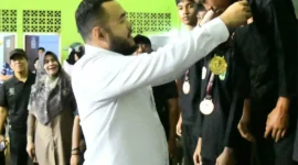 Wali Kota Padang Fadly Amran mengalungkan media kepada juara Pencak Silat Wali Kota Cup II Tahun 2026. (Foto: Pemko Padang)