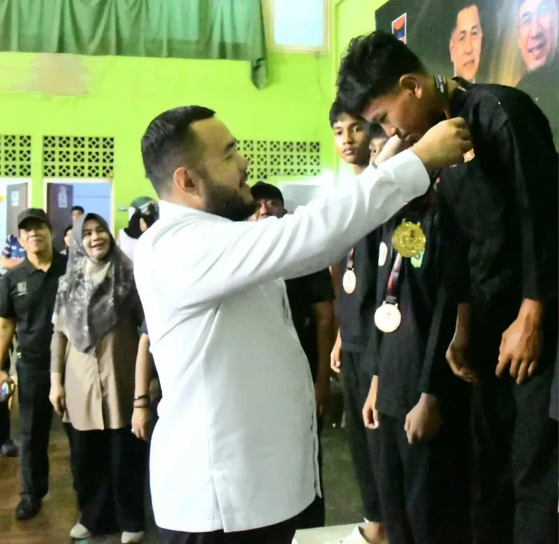 Wali Kota Padang Fadly Amran mengalungkan media kepada juara Pencak Silat Wali Kota Cup II Tahun 2026. (Foto: Pemko Padang)