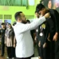 Wali Kota Padang Fadly Amran mengalungkan media kepada juara Pencak Silat Wali Kota Cup II Tahun 2026. (Foto: Pemko Padang)