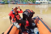Tim gabungan melakukan pencarian pelajar yang hilang terseret arus Sungai Batang Arau pada Jumat (14/8/2026) sore. (Foto: BPBD Padang)
