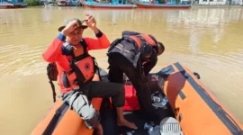Tim gabungan melakukan pencarian pelajar yang hilang terseret arus Sungai Batang Arau pada Jumat (14/8/2026) sore. (Foto: BPBD Padang)