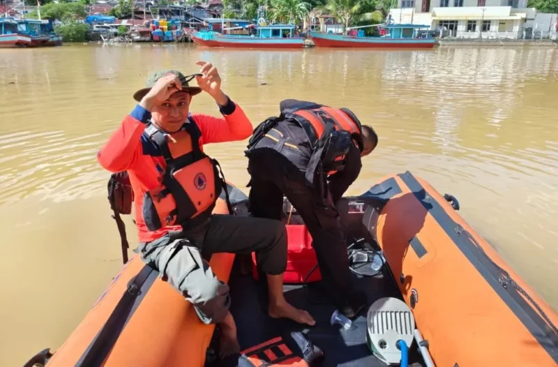 Tim gabungan melakukan pencarian pelajar yang hilang terseret arus Sungai Batang Arau pada Jumat (14/8/2026) sore. (Foto: BPBD Padang)
