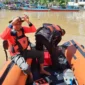 Tim gabungan melakukan pencarian pelajar yang hilang terseret arus Sungai Batang Arau pada Jumat (14/8/2026) sore. (Foto: BPBD Padang)