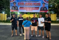 Tersangka CFE beserta barang bukti ponsel dan dompet saat diamankan di Mapolresta Padang. (Foto: Dok. Polresta Padang)