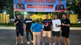 Tersangka CFE beserta barang bukti ponsel dan dompet saat diamankan di Mapolresta Padang. (Foto: Dok. Polresta Padang)