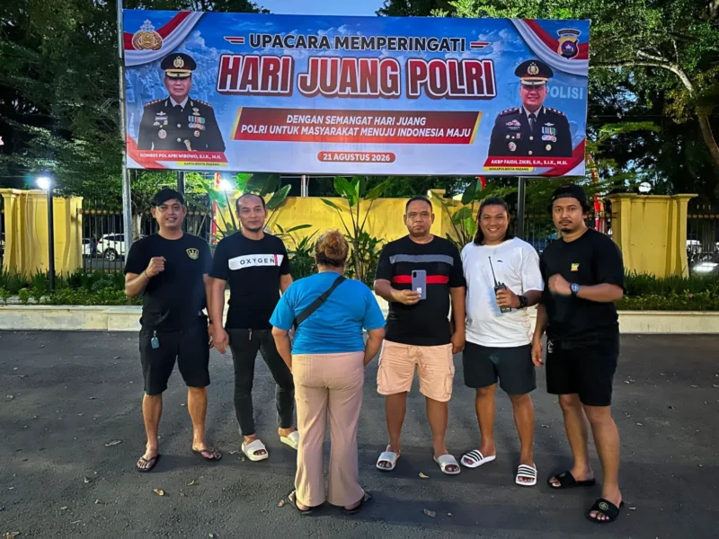 Tersangka CFE beserta barang bukti ponsel dan dompet saat diamankan di Mapolresta Padang. (Foto: Dok. Polresta Padang)