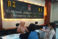 Kecamatan Lubuk Begalung mempercepat pendataan Perlinsos melalui layanan jemput bola dan pelayanan akhir pekan. (Foto: Pemko Padang)