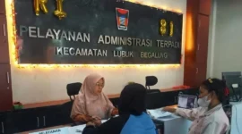 Kecamatan Lubuk Begalung mempercepat pendataan Perlinsos melalui layanan jemput bola dan pelayanan akhir pekan. (Foto: Pemko Padang)