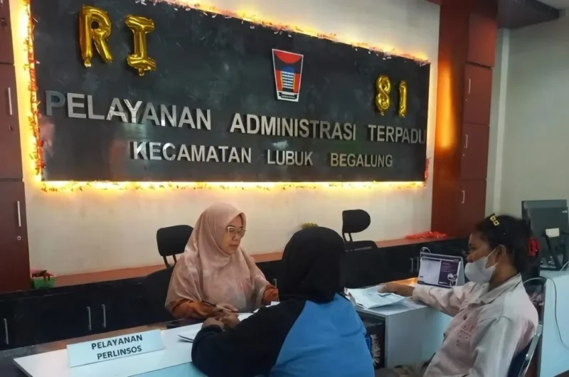 Kecamatan Lubuk Begalung mempercepat pendataan Perlinsos melalui layanan jemput bola dan pelayanan akhir pekan. (Foto: Pemko Padang)