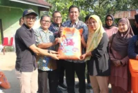 Kementerian KP bersama Pemprov Sumbar dan Pemko Padang menyalurkan bantuan bagi masyarakat terdampak bencana hidrometeorologis di Kelurahan Koto Panjang Ikur Koto, Sabtu (1/8/2026). (Foto: Pemko Padang)