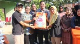 Kementerian KP bersama Pemprov Sumbar dan Pemko Padang menyalurkan bantuan bagi masyarakat terdampak bencana hidrometeorologis di Kelurahan Koto Panjang Ikur Koto, Sabtu (1/8/2026). (Foto: Pemko Padang)