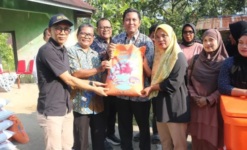 Kementerian KP bersama Pemprov Sumbar dan Pemko Padang menyalurkan bantuan bagi masyarakat terdampak bencana hidrometeorologis di Kelurahan Koto Panjang Ikur Koto, Sabtu (1/8/2026). (Foto: Pemko Padang)