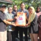 Kementerian KP bersama Pemprov Sumbar dan Pemko Padang menyalurkan bantuan bagi masyarakat terdampak bencana hidrometeorologis di Kelurahan Koto Panjang Ikur Koto, Sabtu (1/8/2026). (Foto: Pemko Padang)