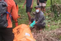 Tim SAR Gabungan mengevakuasi jenazah tak dikenal di kawasan Sungai Bangek, tepatnya di dekat Lubuk Ngalauan, Balai Gadang, Koto Tangah, Minggu (30/8/2026). (Foto: BPBD Padang)