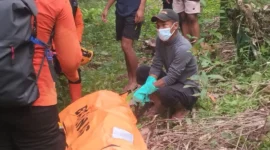 Tim SAR Gabungan mengevakuasi jenazah tak dikenal di kawasan Sungai Bangek, tepatnya di dekat Lubuk Ngalauan, Balai Gadang, Koto Tangah, Minggu (30/8/2026). (Foto: BPBD Padang)