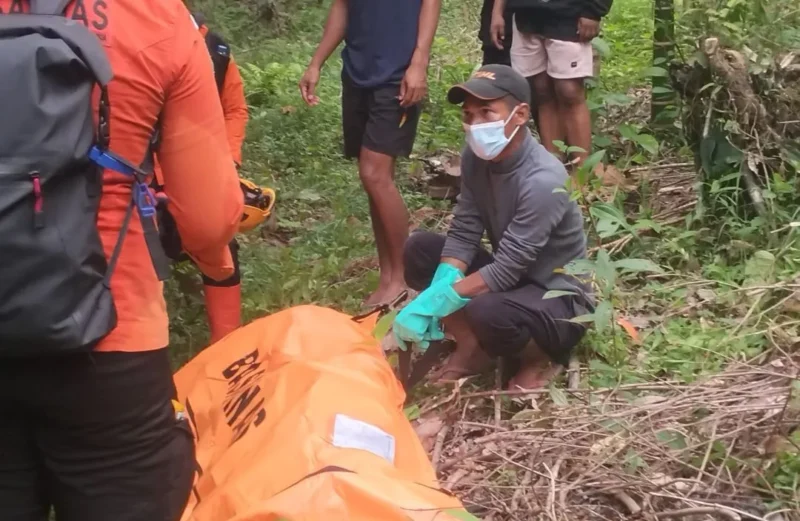 Tim SAR Gabungan mengevakuasi jenazah tak dikenal di kawasan Sungai Bangek, tepatnya di dekat Lubuk Ngalauan, Balai Gadang, Koto Tangah, Minggu (30/8/2026). (Foto: BPBD Padang)