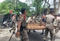 Petugas Satpol PP Padang menertibkan PKL yang berjualan di fasilitas umum, Kamis (20/8/2026). (Foto: Satpol PP Padang)