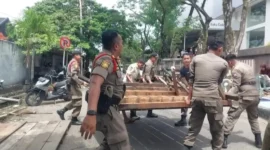 Petugas Satpol PP Padang menertibkan PKL yang berjualan di fasilitas umum, Kamis (20/8/2026). (Foto: Satpol PP Padang)