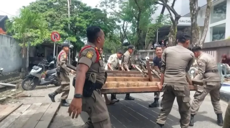 Petugas Satpol PP Padang menertibkan PKL yang berjualan di fasilitas umum, Kamis (20/8/2026). (Foto: Satpol PP Padang)