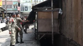 Personel Satpol PP Padang menertibkan bangle yang berdiri di atas fasilitas drainase di Jalan HOS Cokroaminoto, Kelurahan Berok Nipah, Sabtu (22/8/2026). (Foto: Satpol PP Padang)