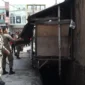 Personel Satpol PP Padang menertibkan bangle yang berdiri di atas fasilitas drainase di Jalan HOS Cokroaminoto, Kelurahan Berok Nipah, Sabtu (22/8/2026). (Foto: Satpol PP Padang)