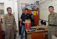 dan sejumlah perangkat dari sebuah kafe Jalan By Pass, Rabu (26/8/2026) dini hari. (Foto: Satpol PP Padang)