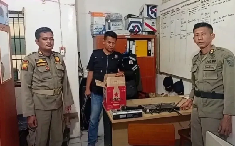 dan sejumlah perangkat dari sebuah kafe Jalan By Pass, Rabu (26/8/2026) dini hari. (Foto: Satpol PP Padang)