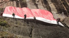 Pengibaran Merah Putih di Tebing Lembah Harau saat HUT RI ke-81, Senin (17/8/2026). (Foto: FPTI Sumbar)