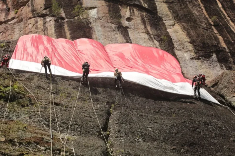 Pengibaran Merah Putih di Tebing Lembah Harau saat HUT RI ke-81, Senin (17/8/2026). (Foto: FPTI Sumbar)