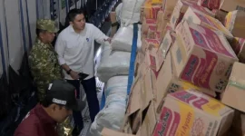 Seskab Teddy Indra Wijaya mengecek bantuan logistik yang akan dikirim ke wilayah terdampak bencana di NTT. (Foto: BPMI Setpres)